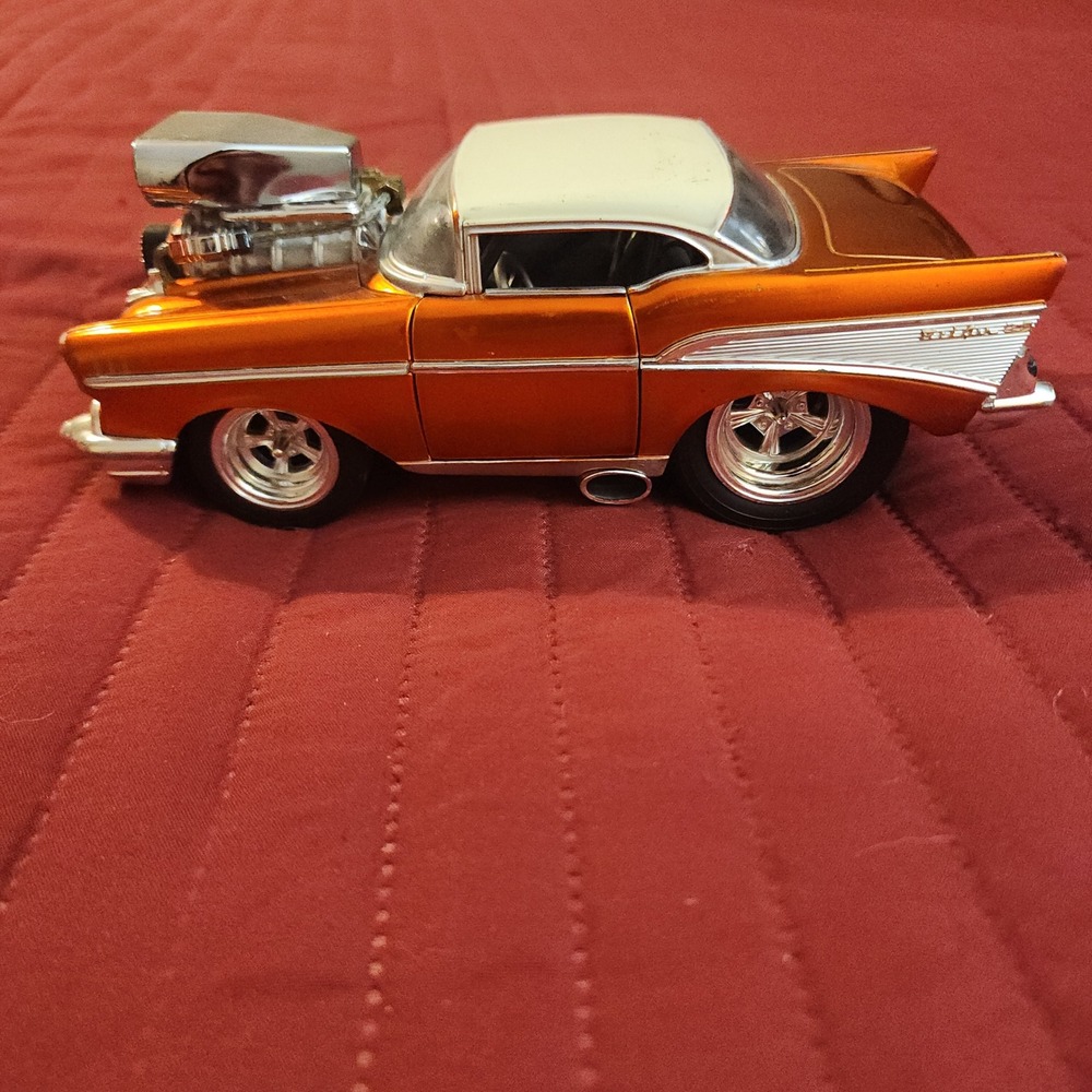 Muscle Machines 1957 Chevy 1:24 Diecast Hot Rod Orange Metallic Funline 57 Chevy